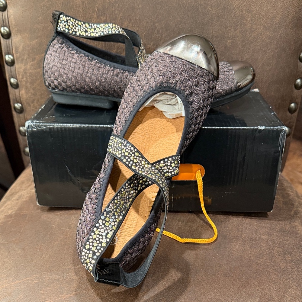 bernie mev. Brown and Black Flats with Gold Accents